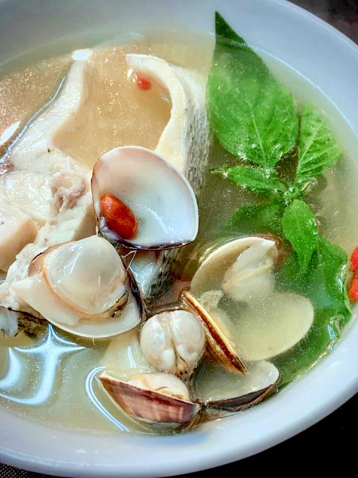 「超人鱸魚」中段鱸魚湯料多實在。（圖／翻攝自米其林官網）