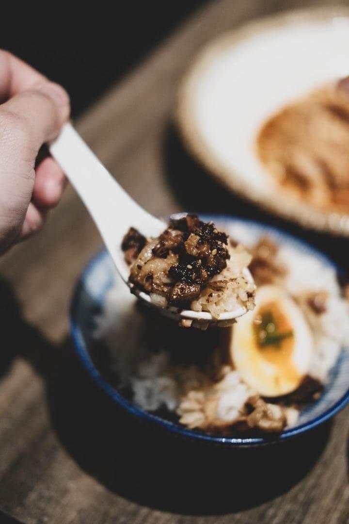 「宋朝」古早味滷肉飯入口即化。（圖／翻攝自米其林官網，©梁德倫/SÒNG JHAO）
