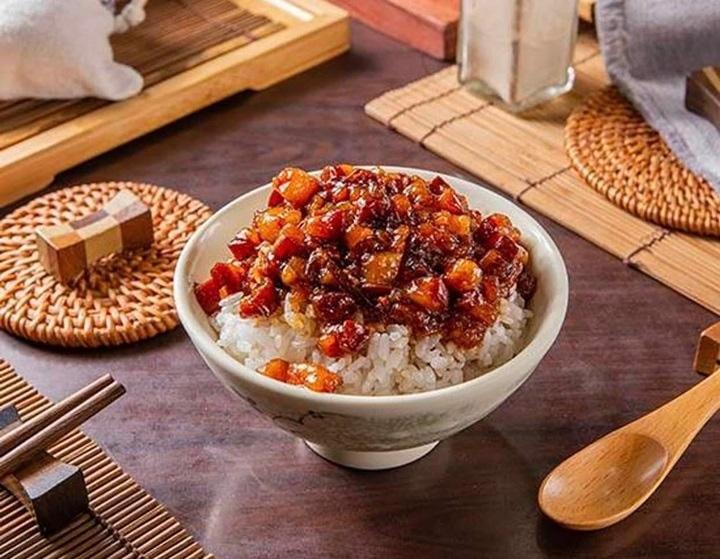 「大碗公當歸羊肉」首選必吃滷肉飯+滷蛋。（圖／翻攝自米其林官網，©大碗公當歸羊肉）