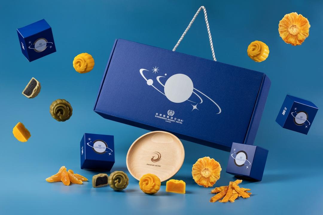 礁溪的長榮鳳凰酒店以星河夜色為靈感推出鳳凰星空禮盒，內含奶黃月餅與金萱芝麻月餅。（圖／台糖長榮集團提供）