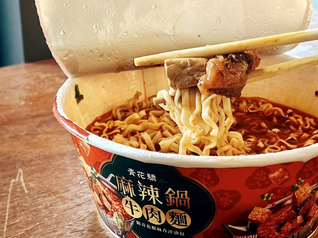熱銷第十名「青花驕麻辣鍋牛肉麵」以獨特麻辣湯底搭配Q彈麵條。（圖／業者提供）