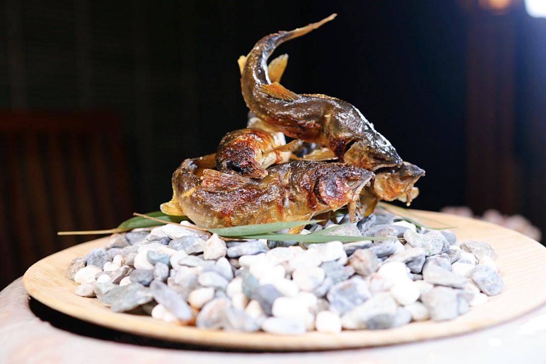 烤香魚肉質細緻水潤，頭段苦甘、魚尾有著一夜干的濃郁，並特別提供小黃瓜醋，帶來酸香滋味。（圖／記者郭宣暄攝）