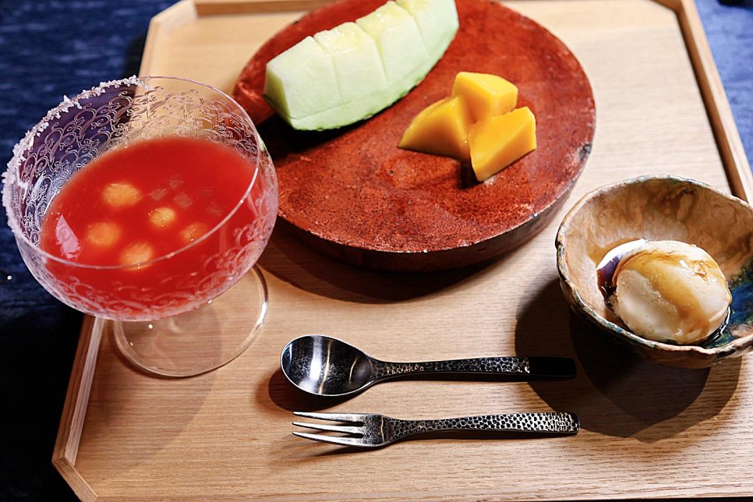 西瓜汁以調酒瑪格麗特的鮮豔色調與鹽口杯為發想，搭配阿露斯哈密瓜與台灣愛文芒果，以及自製黃豆冰淇淋。（圖／記者郭宣暄攝）