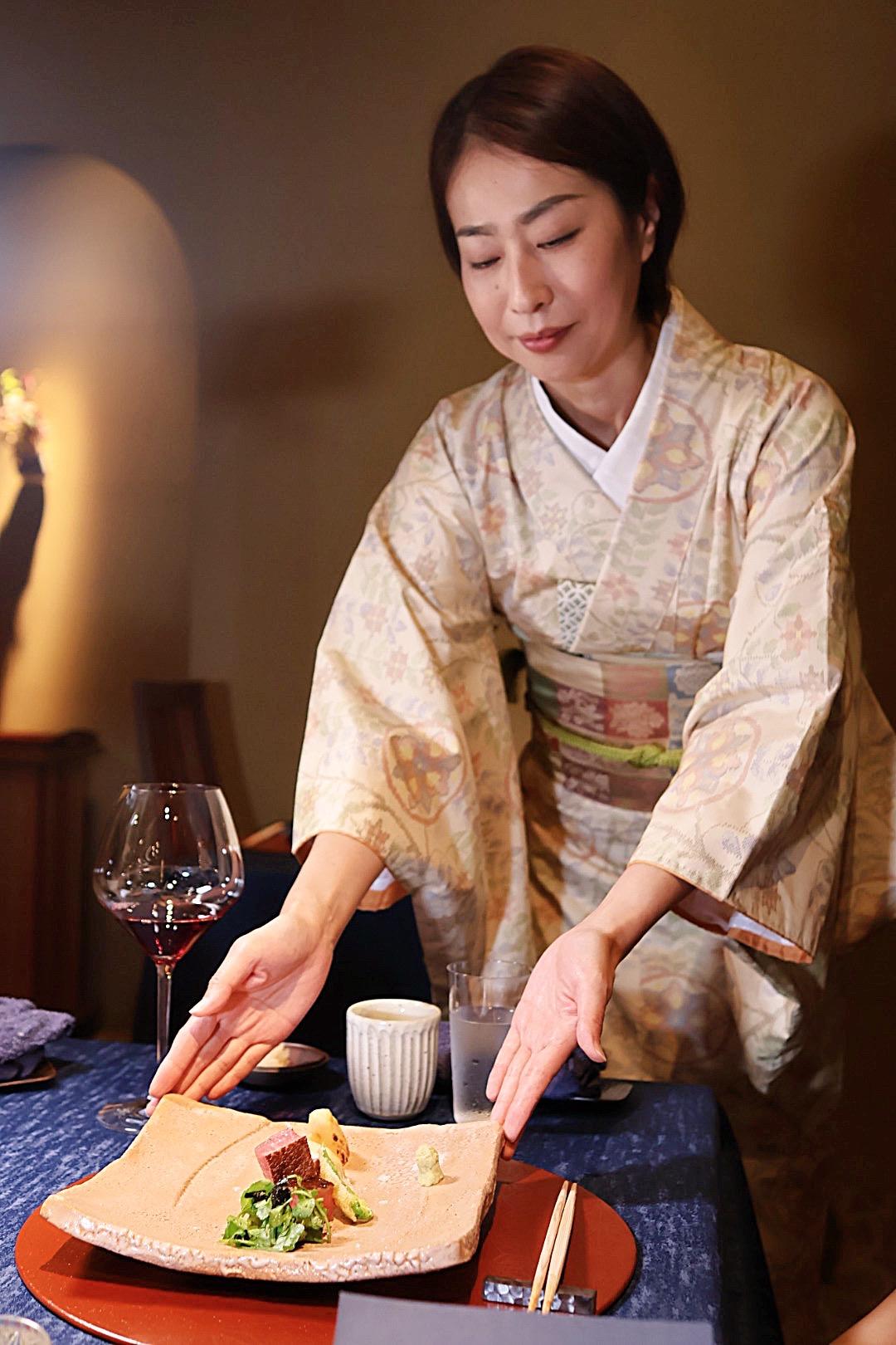 身為女將的Motoko女士，優雅獻上桌邊服務。（圖／記者郭宣暄攝）