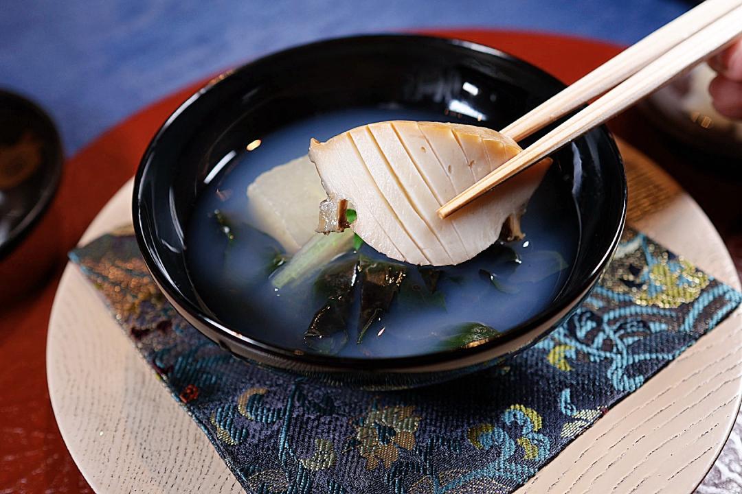 以台灣蛤蜊高湯搭配日本黑鮑魚，塊狀冬瓜與台灣紅鳳菜，是一碗充滿鮮美氣息的湯品。（圖／記者郭宣暄攝）