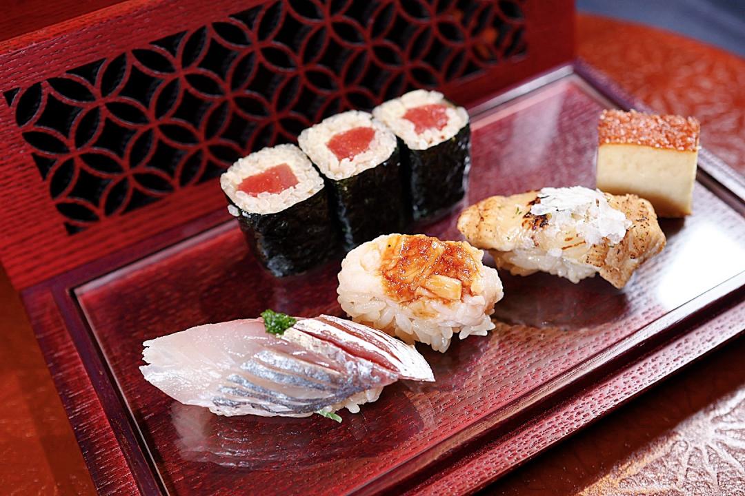 竹莢魚、干貝、星鰻、鐵火卷、玉子燒。（圖／記者郭宣暄攝）