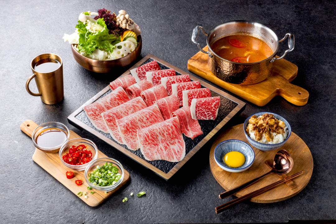 樂多多集團推出全新精緻鍋物品牌「新・肉多多」，8月16日開幕推出買一送一優惠，限量100組。（圖／品牌提供）