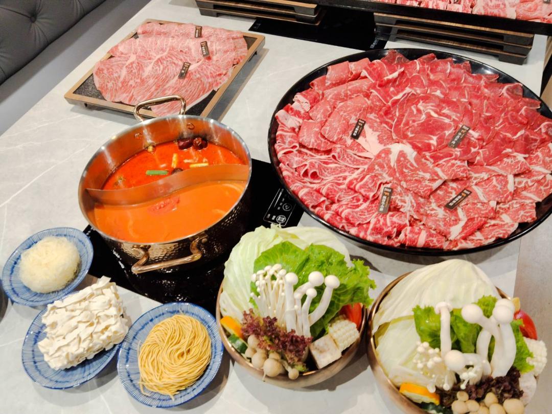 「新・肉多多」主打肉品現點現切，有多達15種創意湯底可選擇。（圖／品牌提供）
