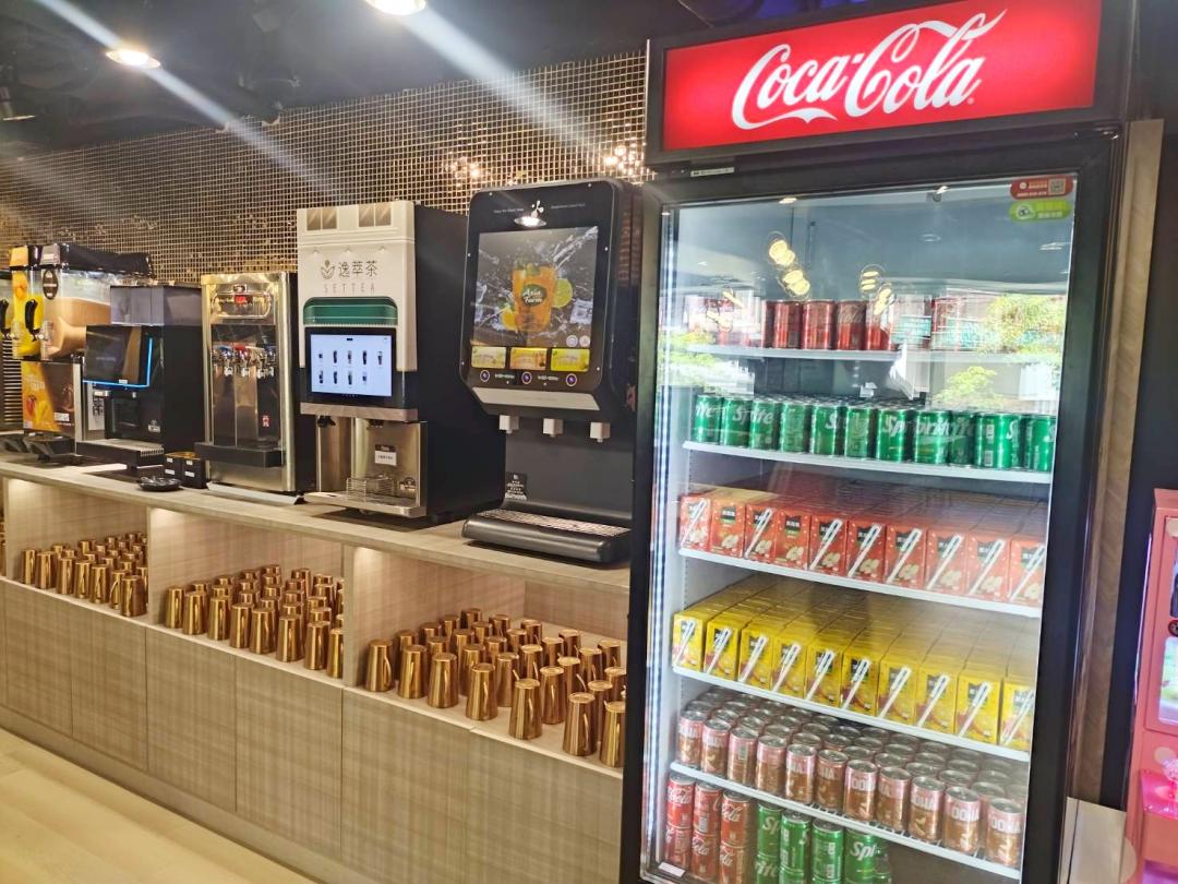 自助吧飲料提供果汁、汽水、茶飲等多種選擇。（圖／品牌提供）