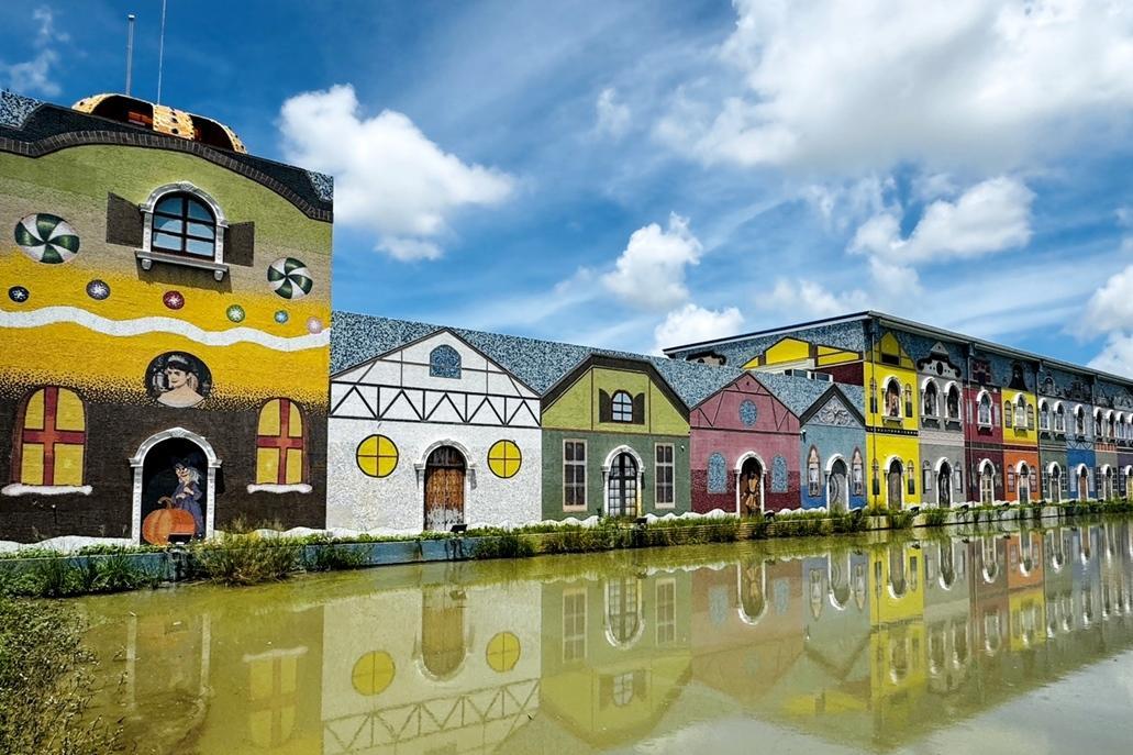 以500萬多片馬賽克磁磚打造的「海賊庄」休閒農場，與水中倒影相映成趣。（資料照，記者蔡宗勳攝）