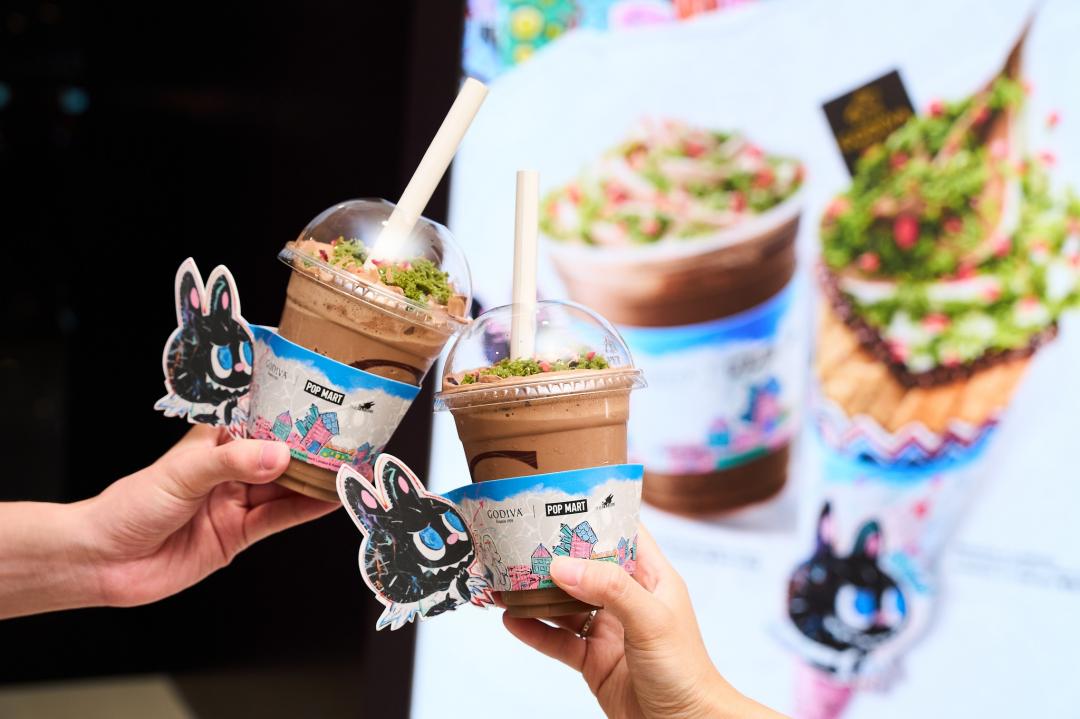 GODIVA X LABUBU黑巧克力奶昔、牛奶巧克力奶昔，每杯售價220元。（圖／翻攝自GODIVA Chocolatier (Asia)粉絲專頁）