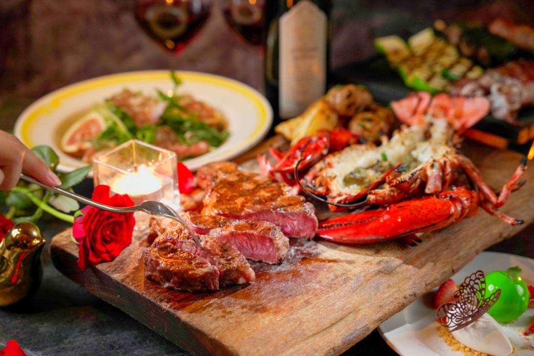 Ciao「七夕情人節雙人套餐」，主打碳烤龍蝦及美國Flannery頂級肋眼牛排海陸饗宴，每套售價 4,800元+10%。（圖／品牌提供）