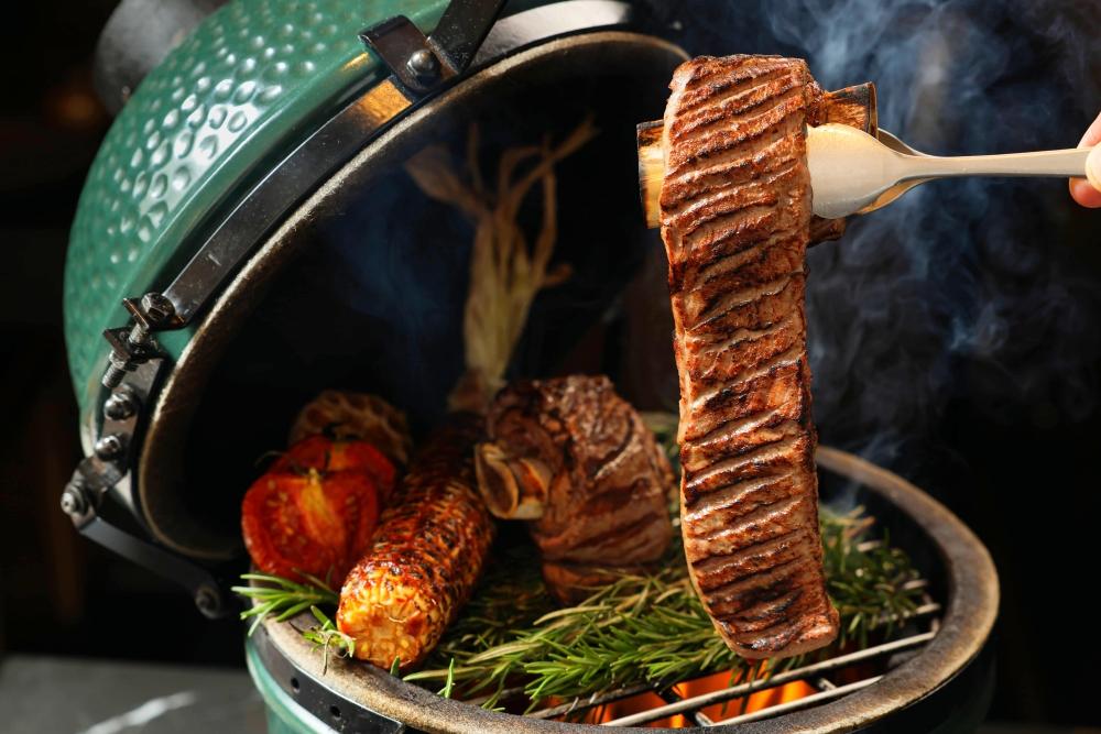 ROBIN’S牛排屋與鐵板燒共同推出「愛你入骨．繾綣帶骨牛」套餐，透過獨特的蓑衣刀法霸氣呈現帶骨牛小排。每人4,280元起。（圖／品牌提供）