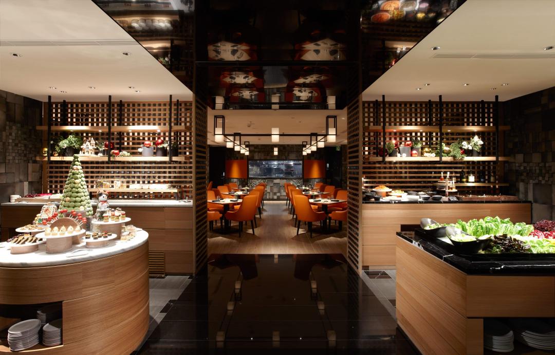 ROBIN’S牛排屋推出的情人節套餐，可無限享用「小農沙拉吧」。（圖／品牌提供）