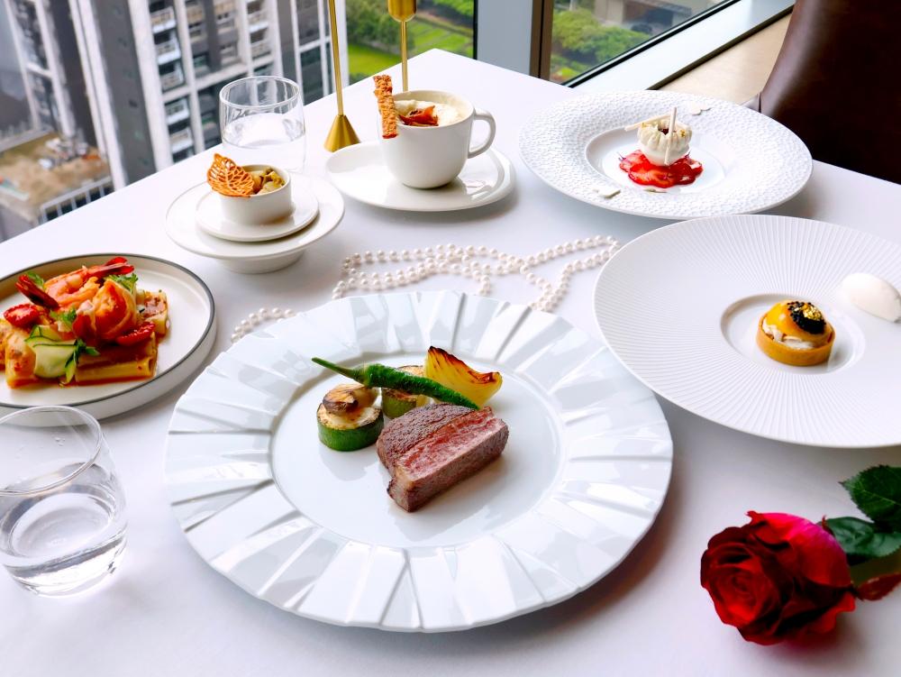 日月千禧極炙牛排館七夕限定情人節饗宴，呈現海陸美味。（圖／品牌提供）