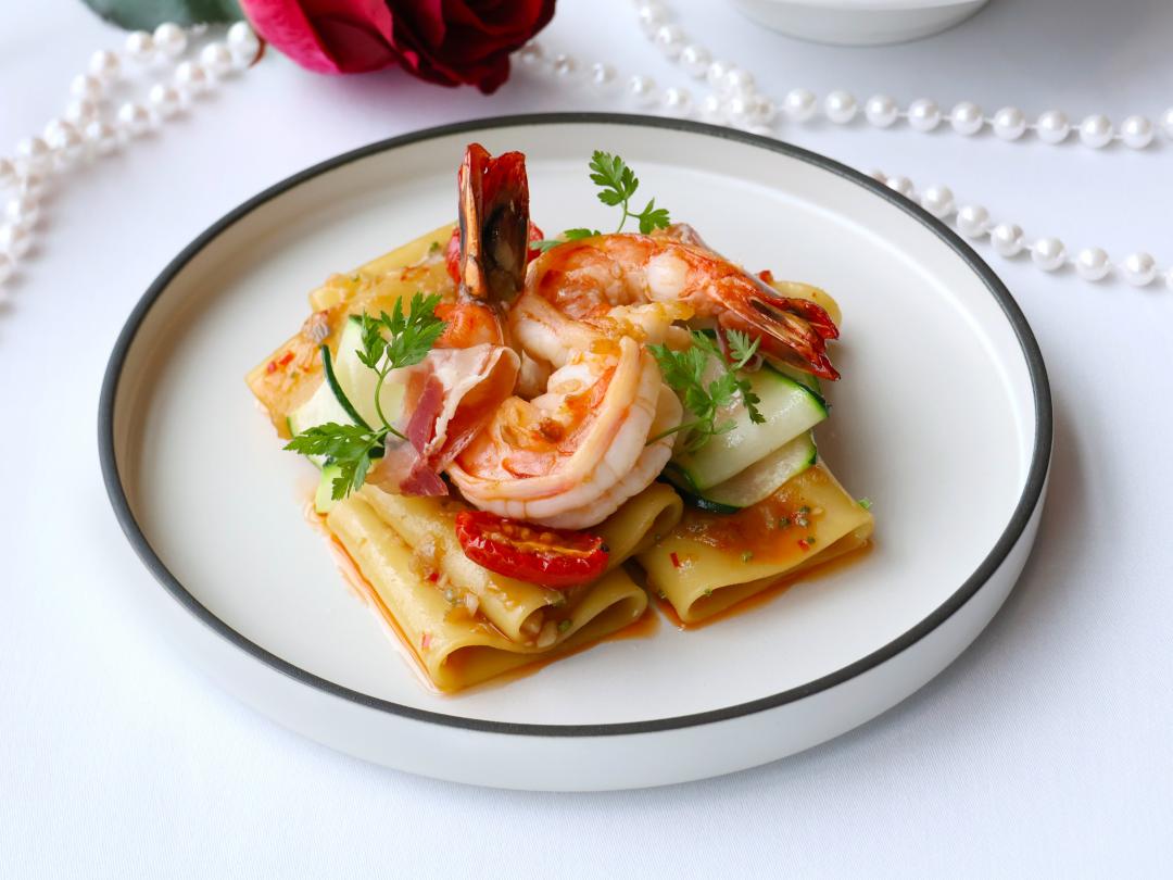 熱前菜「香煎海虎蝦佐伊比利火腿」。（圖／品牌提供）