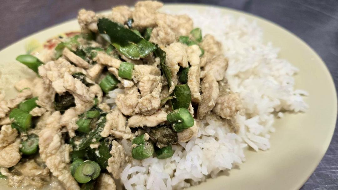 「老實媽媽」的雞肉綠咖哩，用了香菜根、鳥眼辣椒、檸檬葉的經典調味，適合悶熱的夏天。（圖／記者王捷攝）