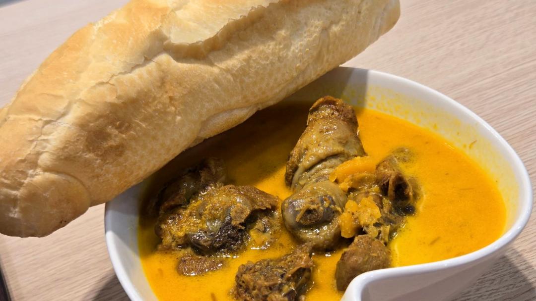 「本比一家」的湯咖哩，搭配自製越式法國麵包，其中薑黃與香茅的風味較為突出，麵包外殼酥脆，內裡帶柔軟。（圖／記者王捷攝）