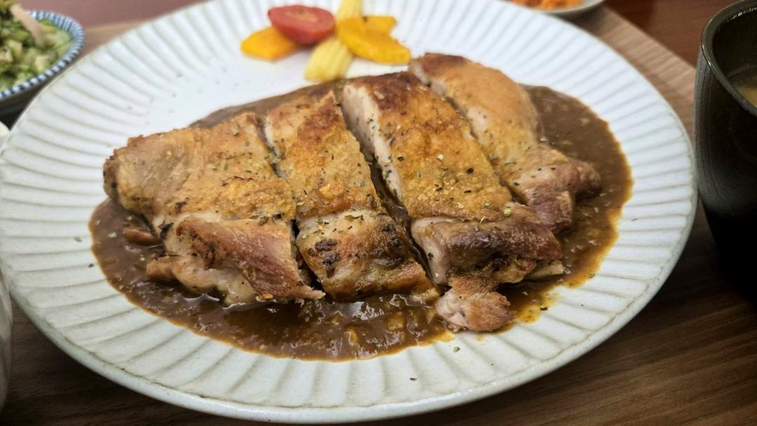 「和洋亭真夏」海軍風格的咖哩雞腿排。（圖／記者王捷攝）