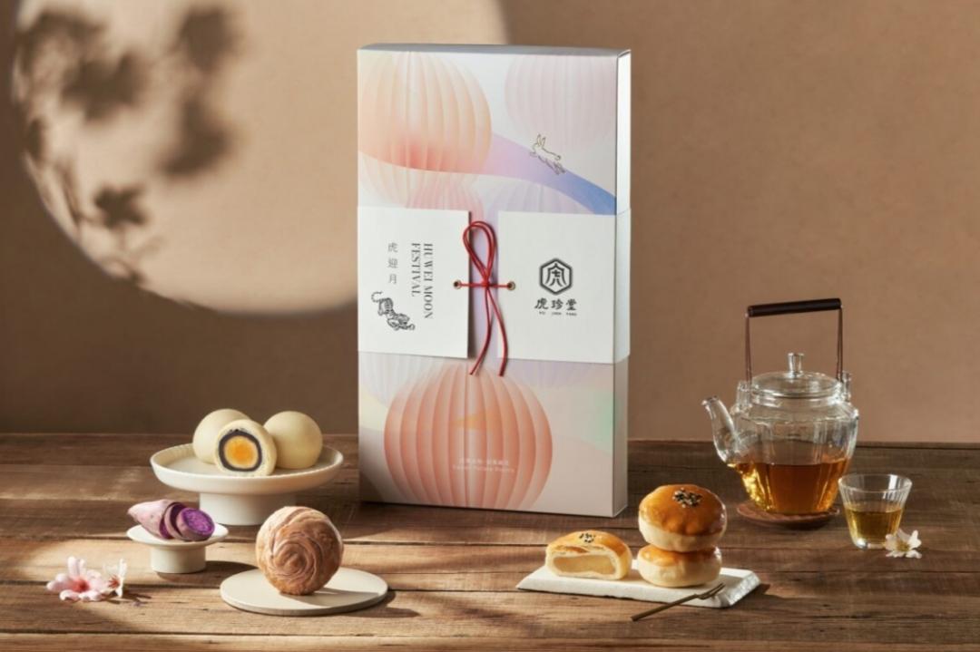 「虎迎月」為2025年全新上市，禮盒外觀以白底綁紅緞抽套，細節中傳遞贈禮的儀式感，讓禮盒更顯獨特與精緻。（圖／品牌提供）