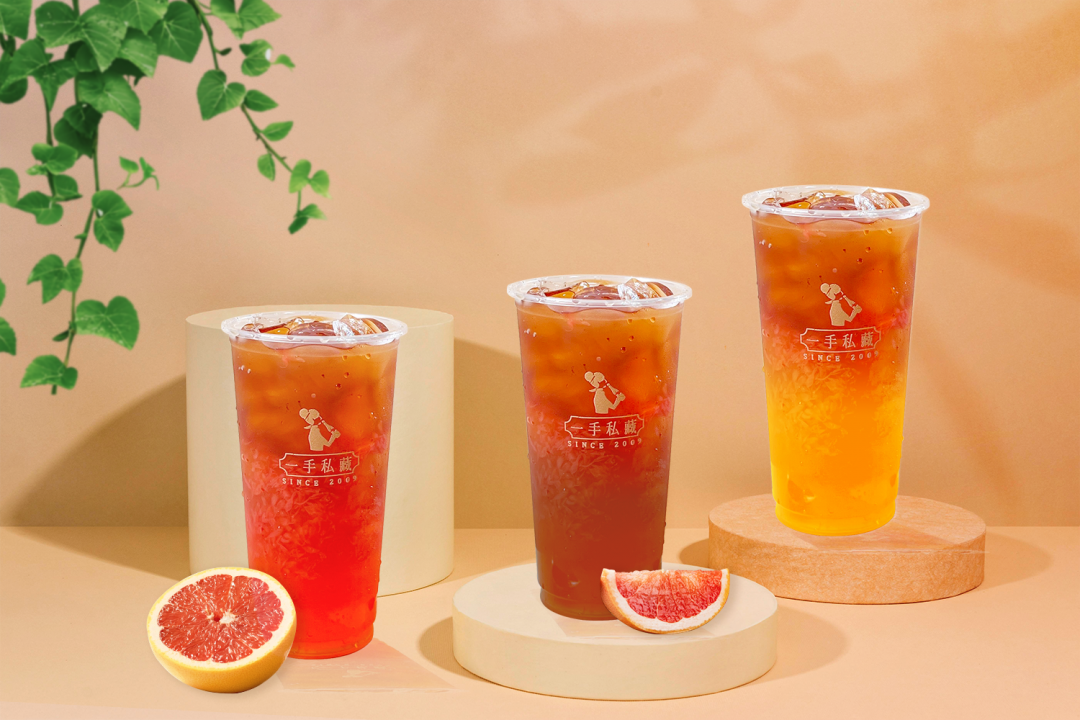 一手私藏世界「紅茶柚夕」熱銷突破10萬杯，8月再推出全新「紅柚三重奏」系列。（圖／品牌提供）