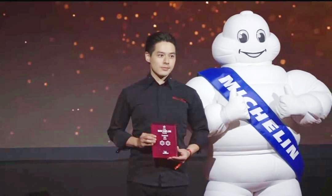 侯布雄副主廚梁維維昨日上台領獎，瞬間吸引大家目光，網友紛紛在官方直播留言讚嘆「好帥！」（圖／翻攝自BELLAVITA粉絲專頁）