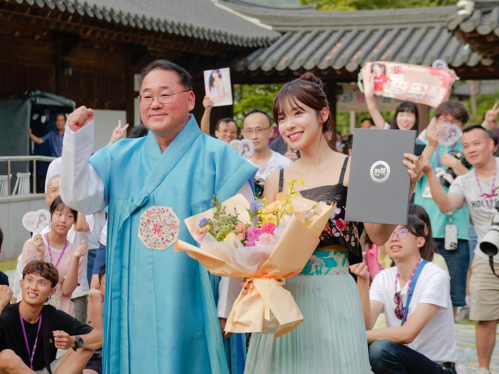 全北特別自治道特別頒授李多慧「全北觀光宣傳大使」頭銜。（圖／可樂旅遊提供）