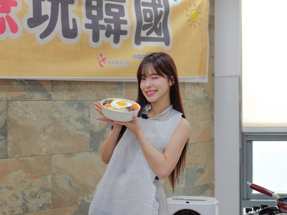 李多慧親自在廚藝教室示範最道地的全州拌飯，讓大家一飽口福。（圖／可樂旅遊提供）