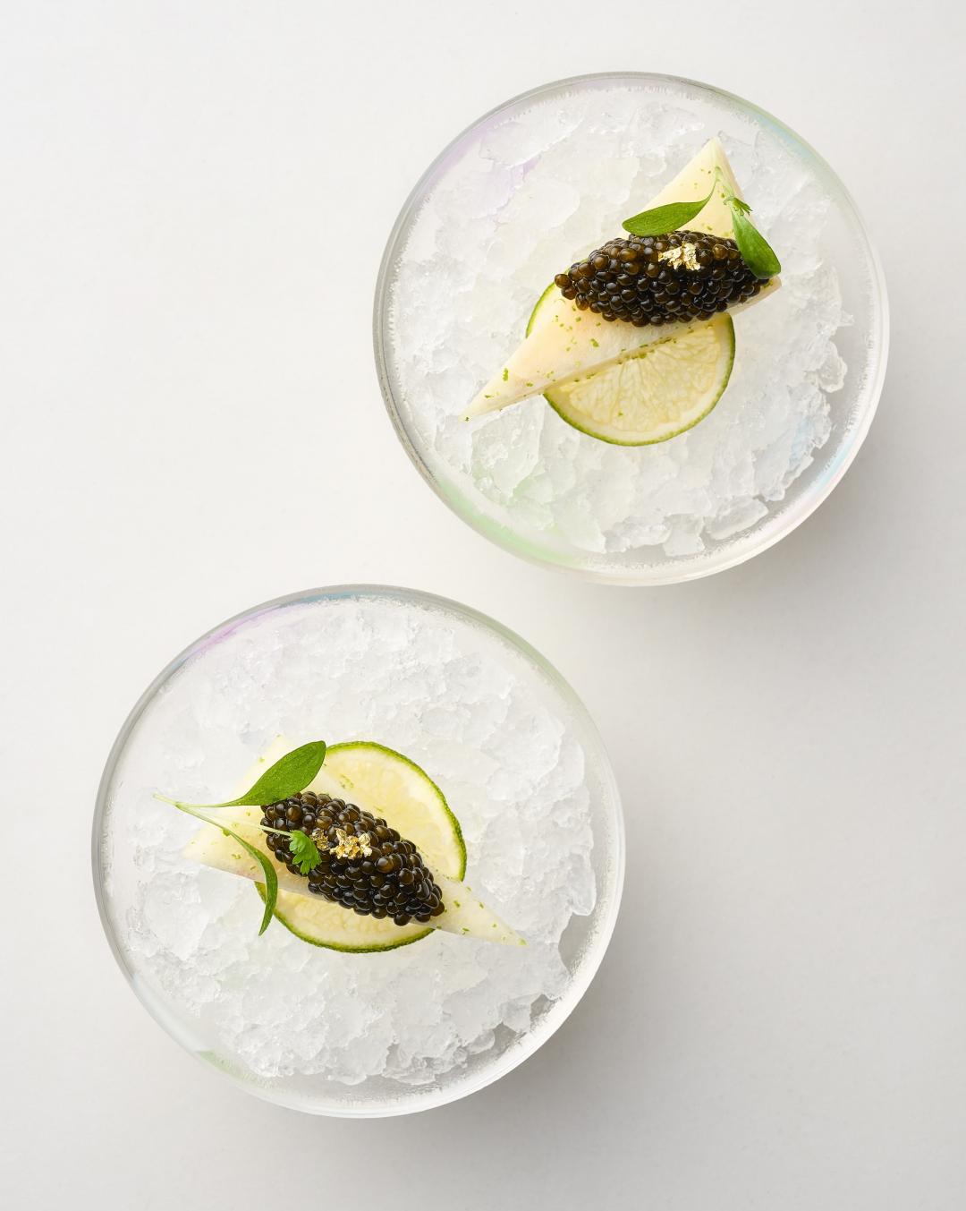 Mingles餐廳經典料理「Peach, Green Tangerine, and Caviar」體現了其平衡食材的料理哲學。（圖／品牌提供）