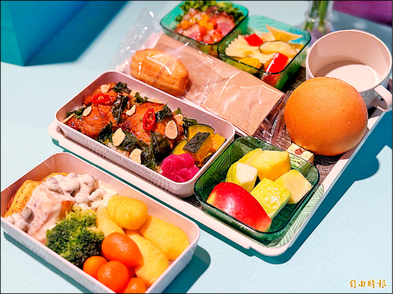 經濟艙主菜「經典台式三杯醬烤雞佐香蔥飯」滿溢台灣家常菜元素，香氣濃郁。（記者郭宣暄攝）