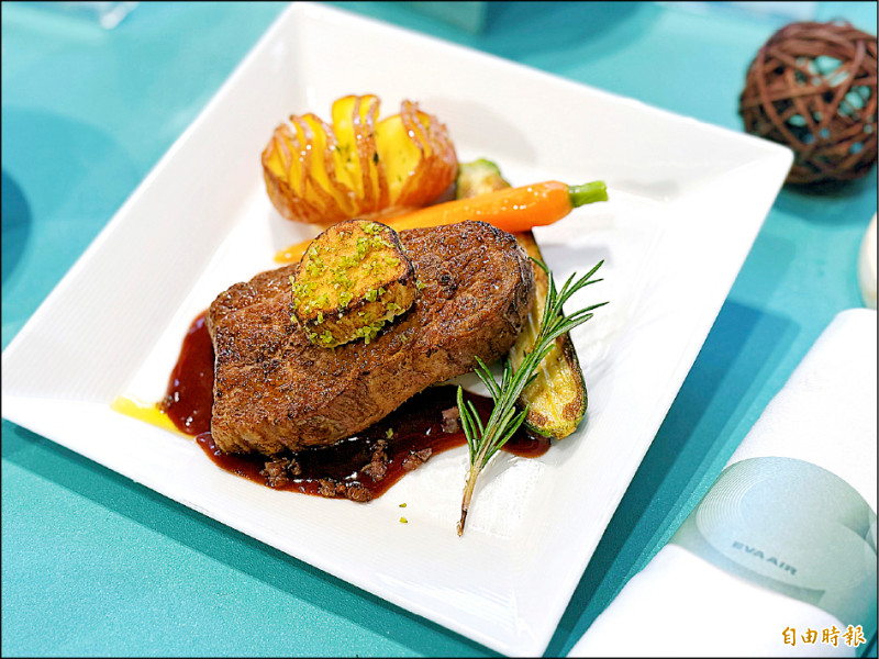 皇璽桂冠艙旅客可享用西式主菜「炙燒A5和牛肋眼上蓋佐波特酒醬汁及烤牛骨髓」，感受高端餐飲的奢華質感。（記者郭宣暄攝）