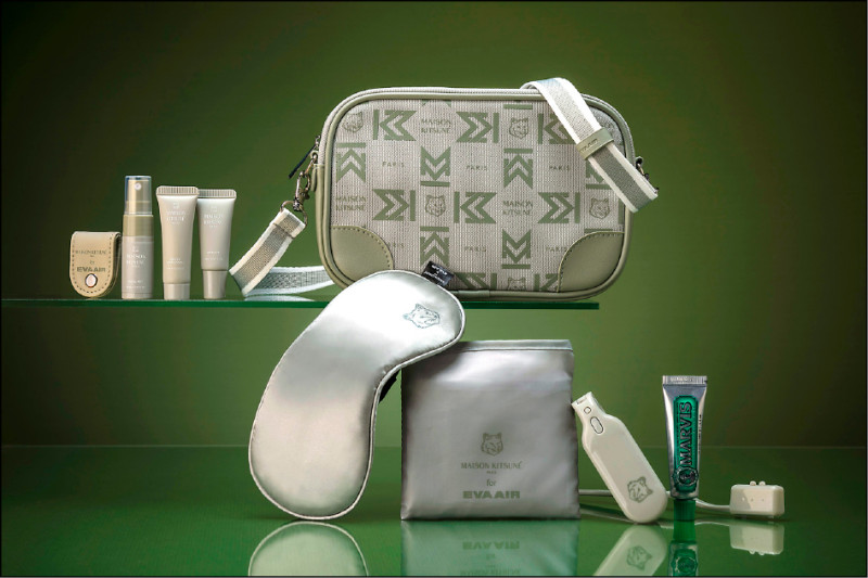 過夜包內含護唇膏、乳液、牙膏、臉部保濕噴霧等實用小物。（長榮航空提供）