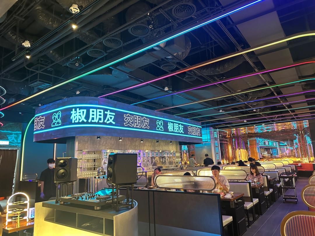 全台首創「來電交朋友」桌號電話聊天功能，為吃鍋帶來更多有趣互動。（圖／品牌提供）