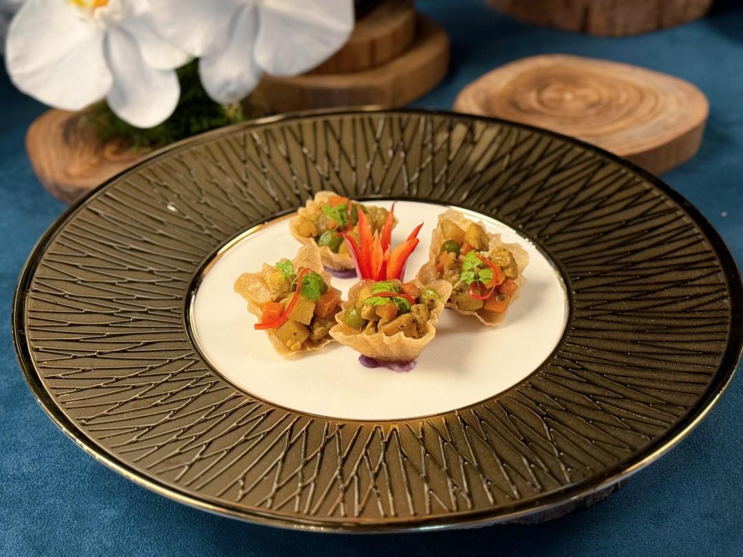 前菜「泰式金杯小點」餅殼酥脆、餡料柔嫩鮮美。（圖／記者郭宣暄攝）