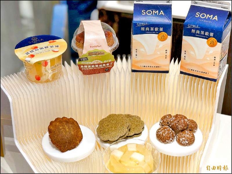 除了門市限定的「蜜隱烏龍瑪德蓮」（圖前排左）與「蜜隱烏龍夾心餅乾」（圖前排中），SOMA也推出荔枝烏龍果凍、烏龍茶歐蕾戚風布丁等多樣甜點於全家超商販售。（記者郭宣暄攝）