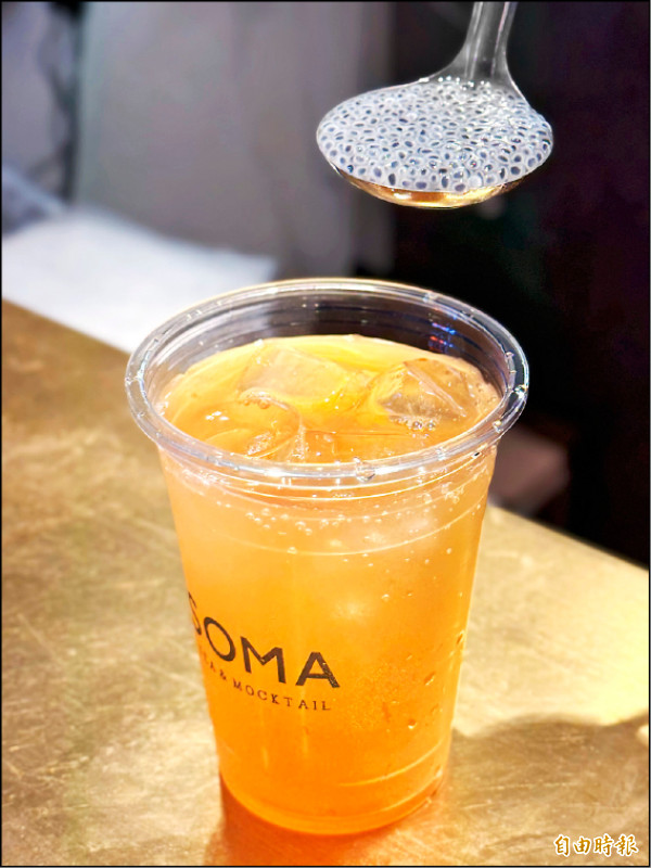 「青梅蜜隱烏龍」特別融入台式青梅，酸香微鹹的滋味帶著懷舊氣息。（記者郭宣暄攝）