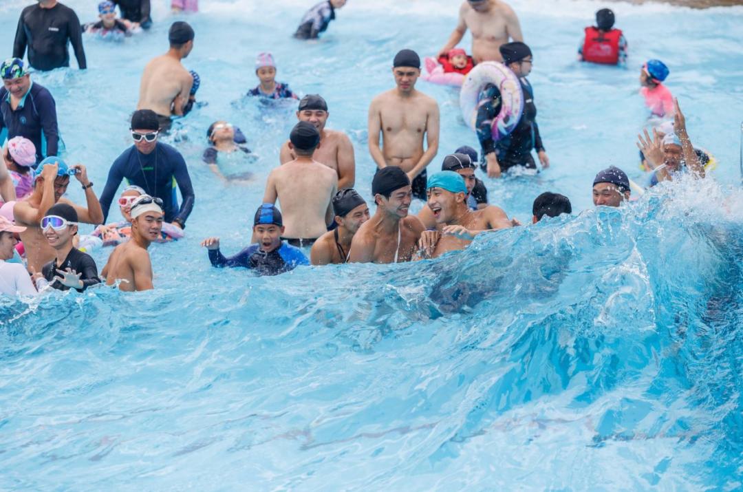 即日起持客家幣進六福水樂園消暑，也可獲得優惠通關。（圖由六福村主題遊樂園提供）