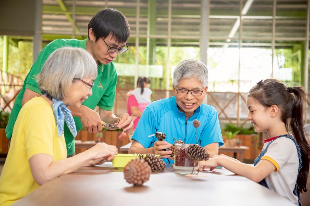 六福村的「忘年跨世代同樂會」，在8月29日之前，同行入園的2人年齡相差40歲以上就可獲得優惠。（圖由六福村主題遊樂園提供）