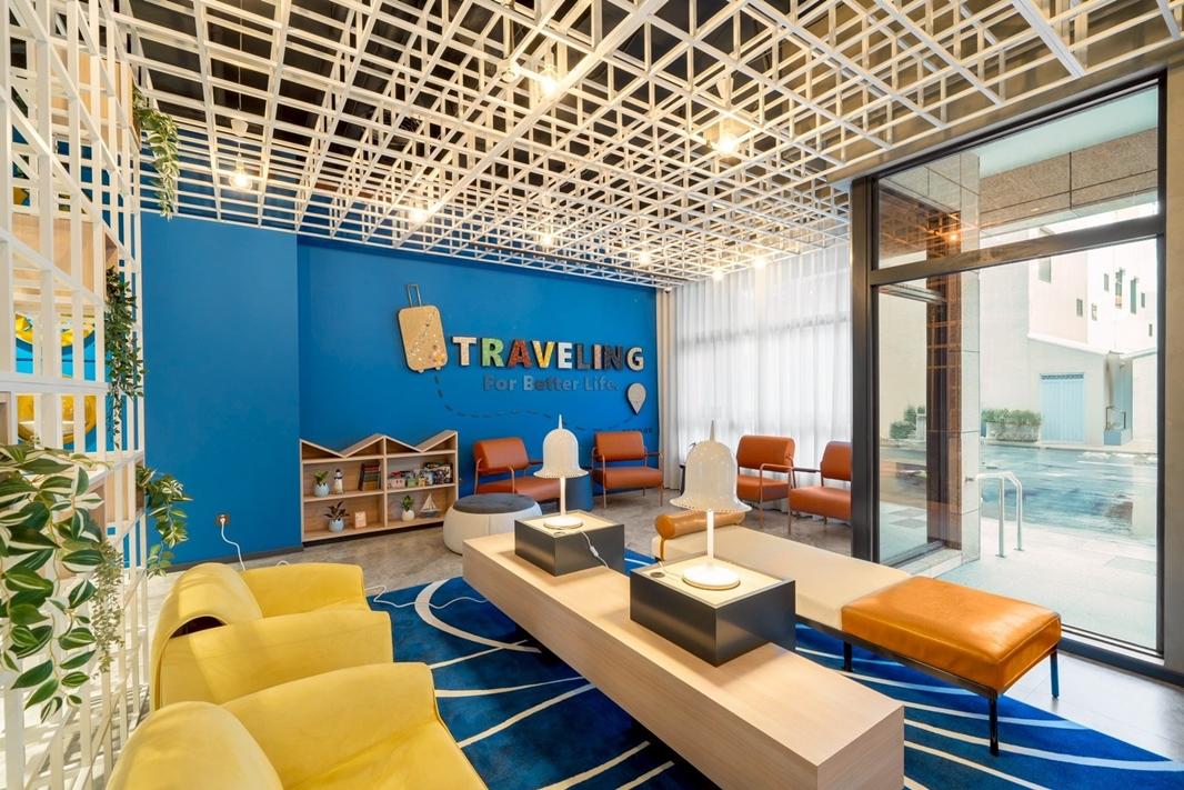 「福容徠旅澎湖」大廳配色展現澎湖活力色調。（圖／飯店提供）