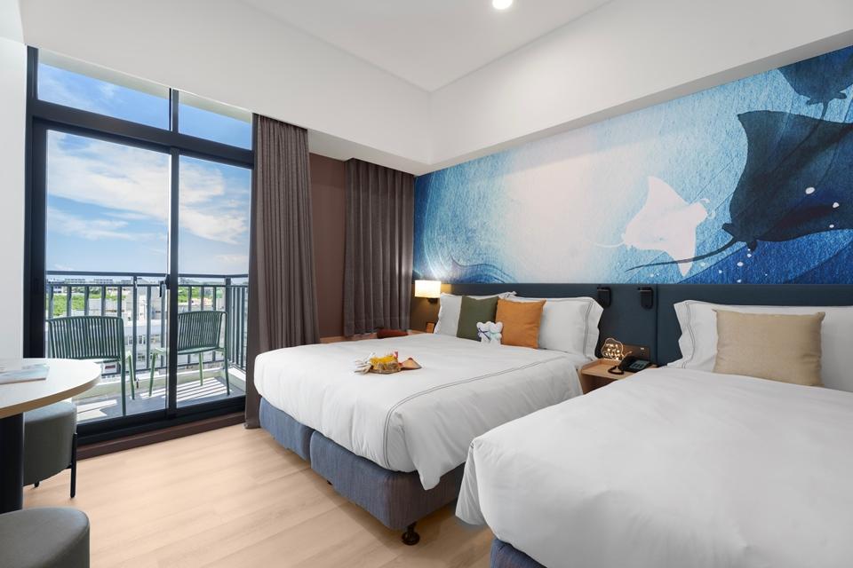 「福容徠旅澎湖」9、10月開幕慶期間每房含兩客早餐最低3300元起，福容家會員再享折扣，最低每間只要2904元起。（圖／飯店提供）