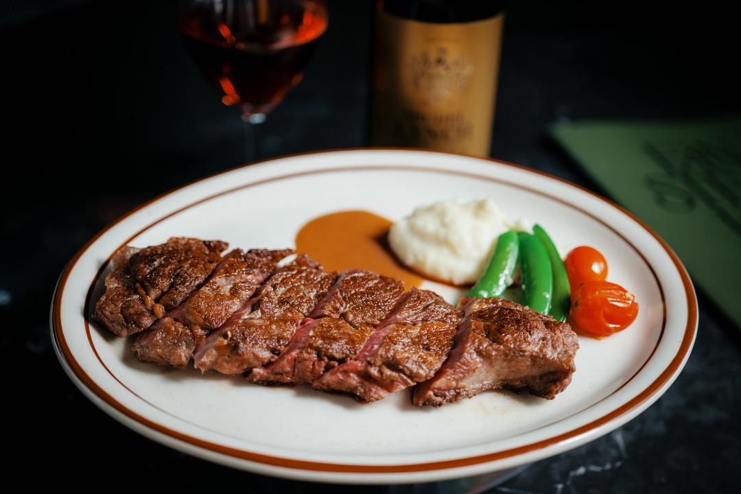 經典雅室牛排經獨家「雙火工法」烹調，切開焦香外層，綻放出飽滿肉汁。（圖／品牌提供）