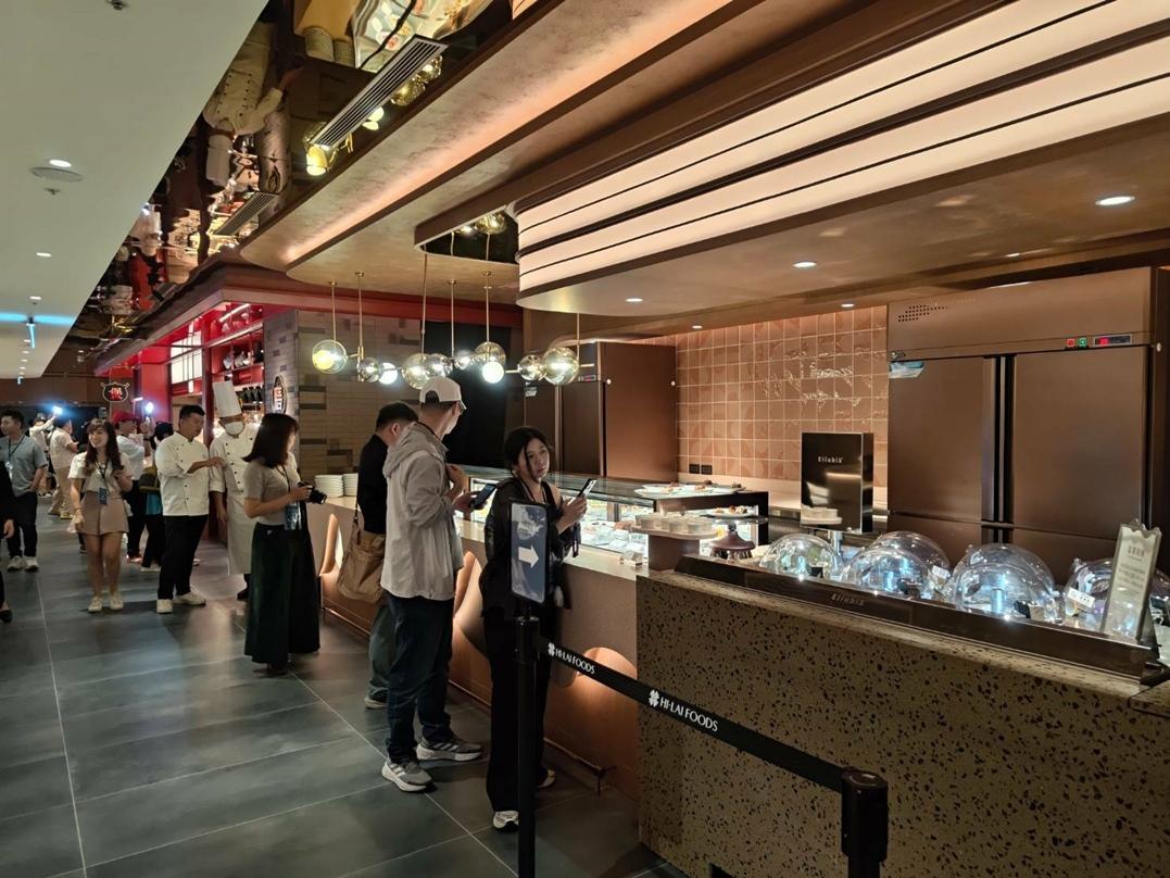 島語二店進駐高雄漢神百貨，今晚正式開張。（記者王榮祥攝）