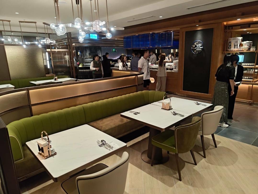 島語二店全場660坪空間僅設350席，半包廂動線設計，客人享用美食時不會相互干擾。（記者王榮祥攝）