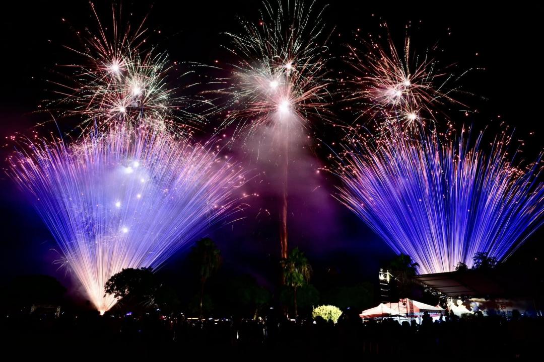 華麗煙火秀、光雕音樂秀接力登場。（圖／翻攝自台中市石岡區公所FB）