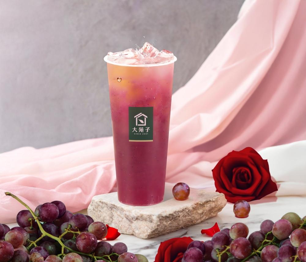 大苑子推出七夕浪漫限定飲品「葡萄玫瑰」大杯售價90元。（圖／品牌提供）