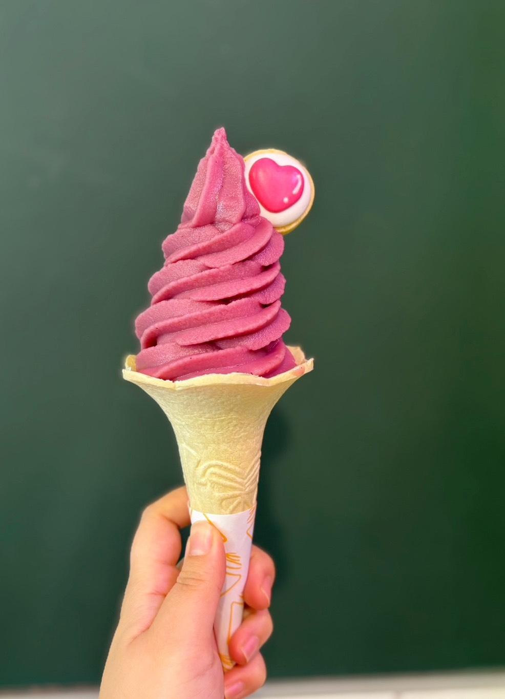 8月22日至8月31日在大苑子市府夢想店推出限定愛心造型小餅乾，搭配每週五六日販售的葡萄玫瑰霜淇淋每支110元。（圖／品牌提供）