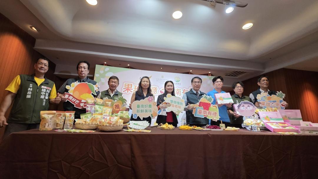 住宿送台南在地果乾，台南市長黄偉哲為城市旅遊站台宣傳。(右4)（記者洪瑞琴攝）