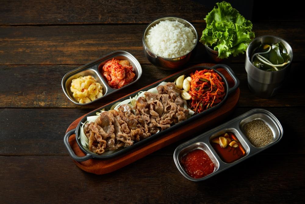 正宗韓國烤肉品牌「八色烤肉mini」進駐台南，人氣醬淋烤牛肉限時免費加量50%。（圖／品牌提供）