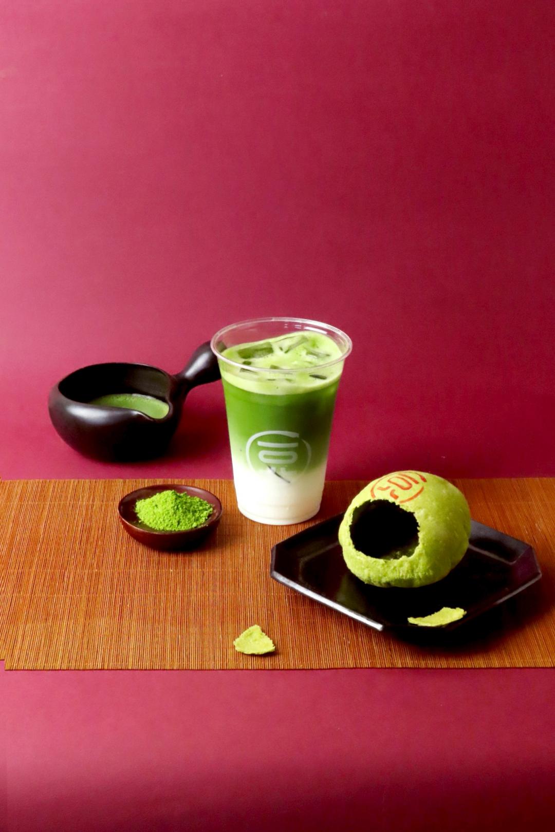 「一〇八抹茶茶廊」新光三越小北門店限定推出椪餅拿鐵套餐。（圖／品牌提供）