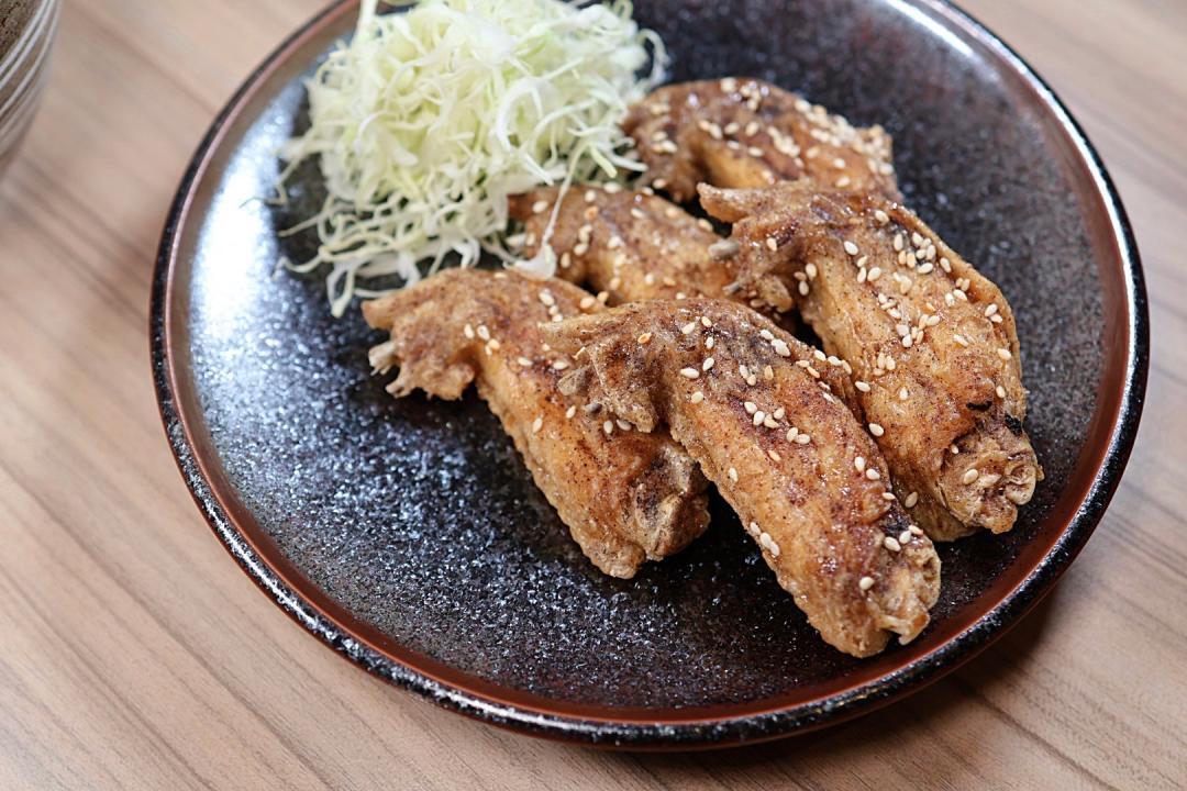 「元祖手羽先唐揚」輕薄香酥的雞皮經醬汁賦予甘甜香醇，再配上多汁軟嫩的雞肉，相當唰嘴。（圖／記者郭宣暄攝）